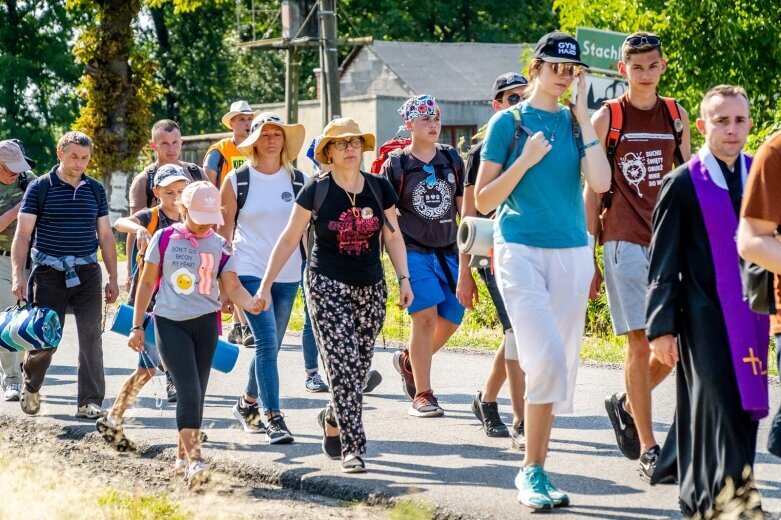  Z intencjami w sercu zmierzają do Częstochowy  