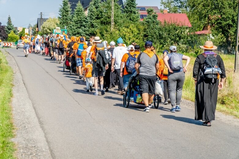  Z intencjami w sercu zmierzają do Częstochowy  