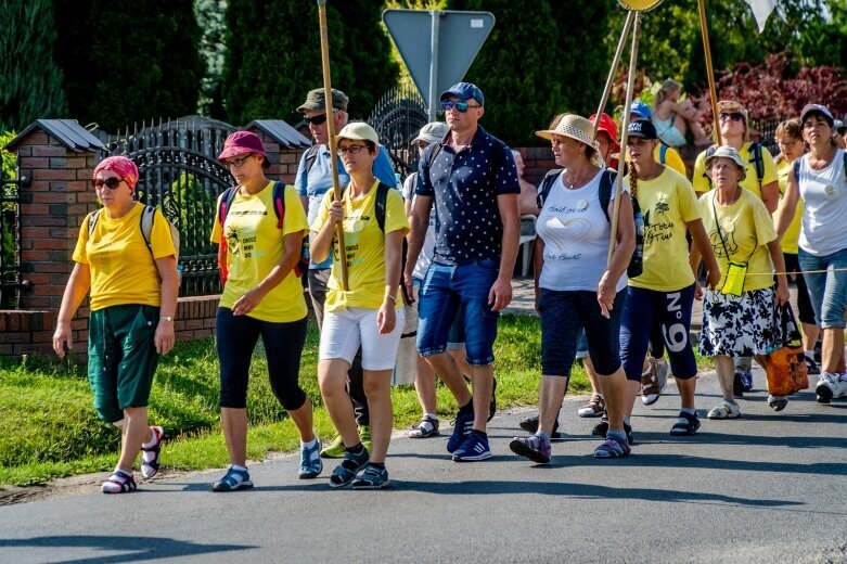  Z intencjami w sercu zmierzają do Częstochowy  