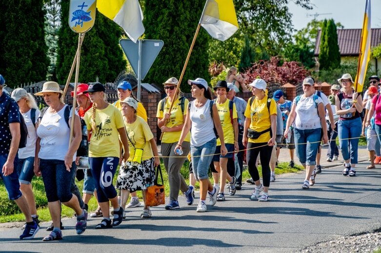  Z intencjami w sercu zmierzają do Częstochowy  