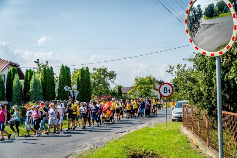  Z intencjami w sercu zmierzają do Częstochowy  