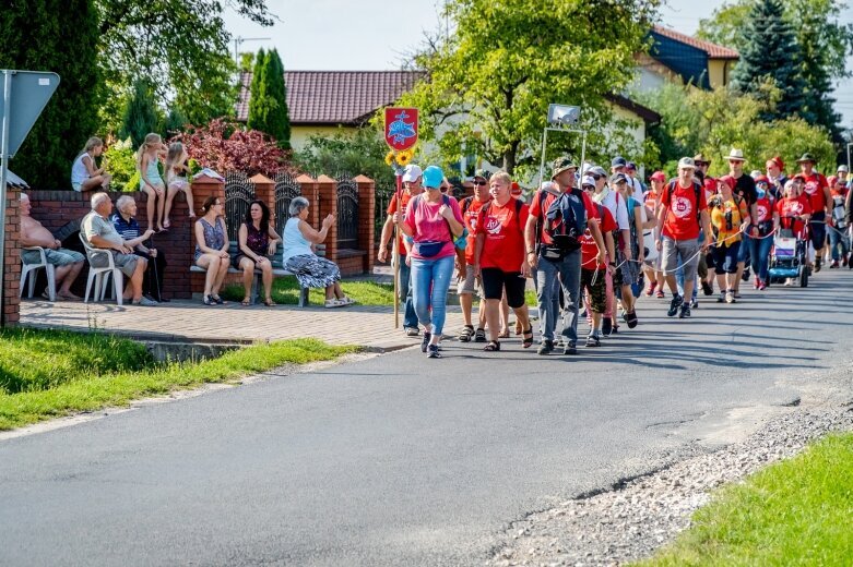  Z intencjami w sercu zmierzają do Częstochowy  