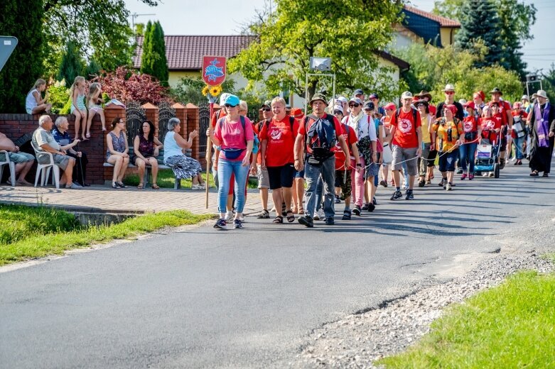  Z intencjami w sercu zmierzają do Częstochowy  