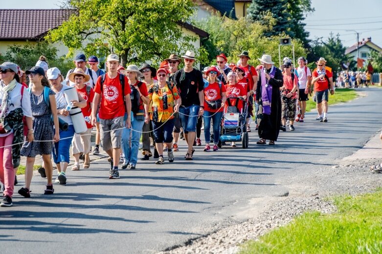  Z intencjami w sercu zmierzają do Częstochowy  