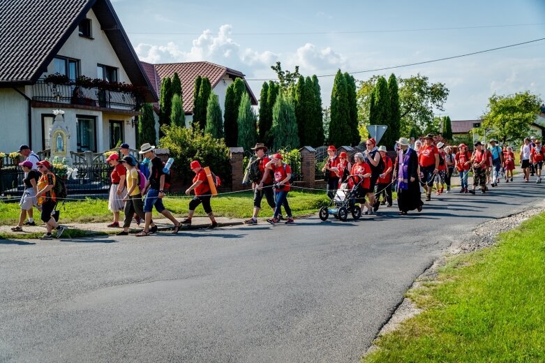  Z intencjami w sercu zmierzają do Częstochowy  