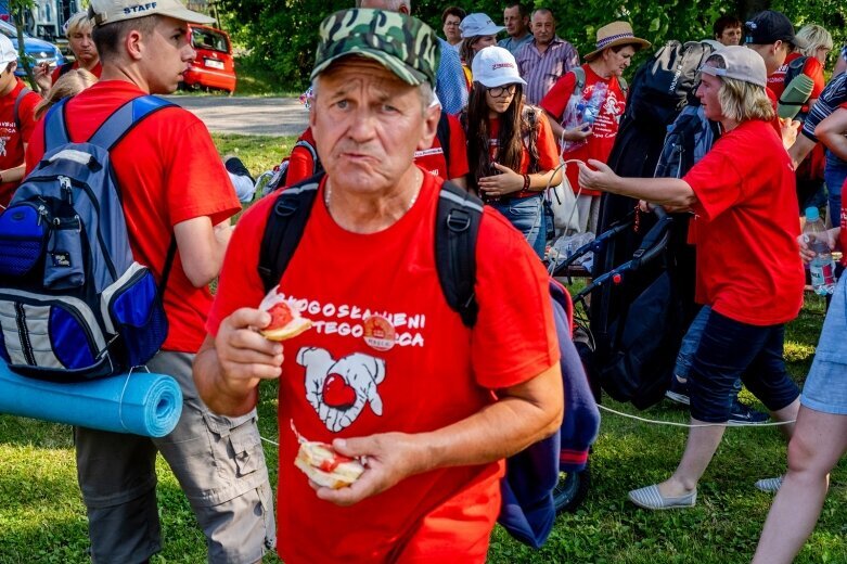  Z intencjami w sercu zmierzają do Częstochowy  