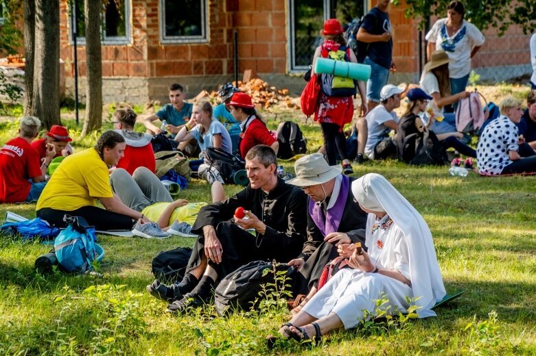  Z intencjami w sercu zmierzają do Częstochowy  