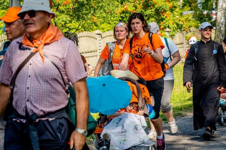  Z intencjami w sercu zmierzają do Częstochowy  