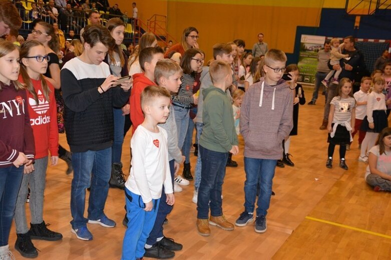  Z tych ojców można brać przykład! Mocno rodzinny finał WOŚP w Jaktorowie  