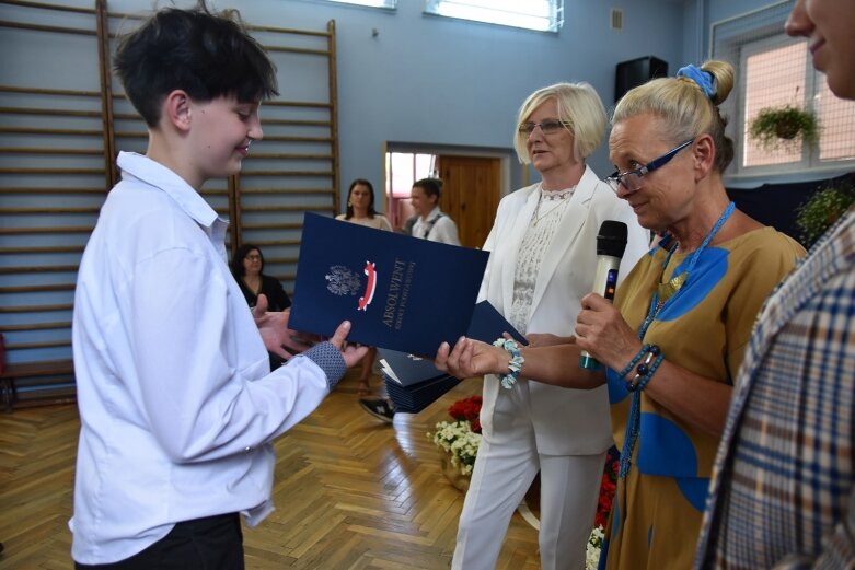  Za nimi trudny rok szkolny. Pożegnanie absolwentów szkoły podstawowej 