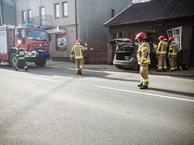  Zasłabł i samochodem staranował budynek 