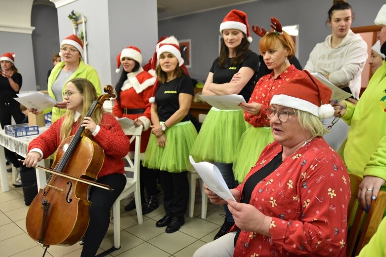  Zimnolubni skierniewiczanie z mikołajkową wizytą u dzieci 