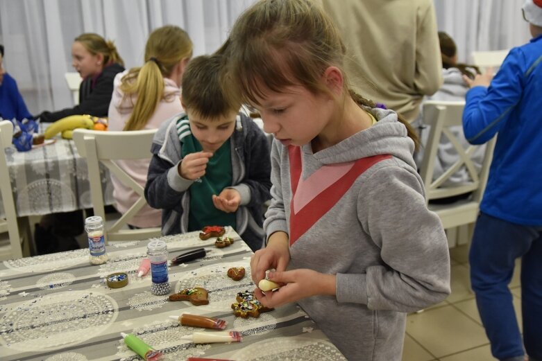  Zimnolubni skierniewiczanie z mikołajkową wizytą u dzieci 