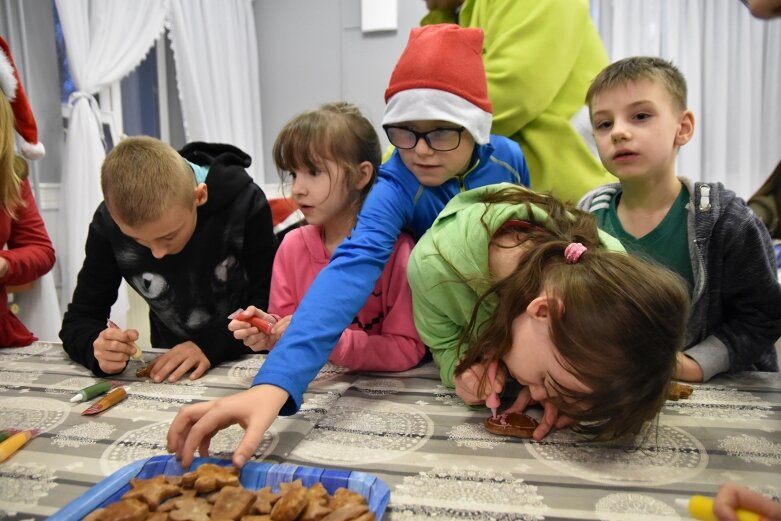  Zimnolubni skierniewiczanie z mikołajkową wizytą u dzieci 