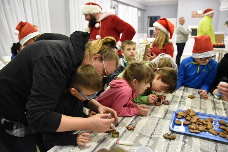  Zimnolubni skierniewiczanie z mikołajkową wizytą u dzieci 