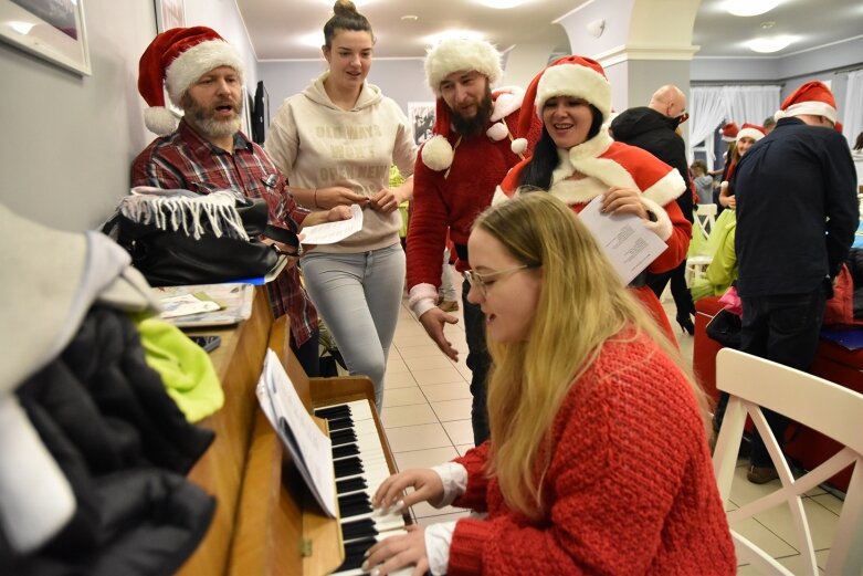  Zimnolubni skierniewiczanie z mikołajkową wizytą u dzieci 