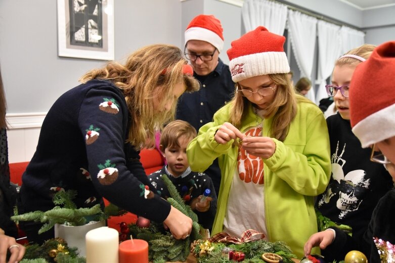  Zimnolubni skierniewiczanie z mikołajkową wizytą u dzieci 