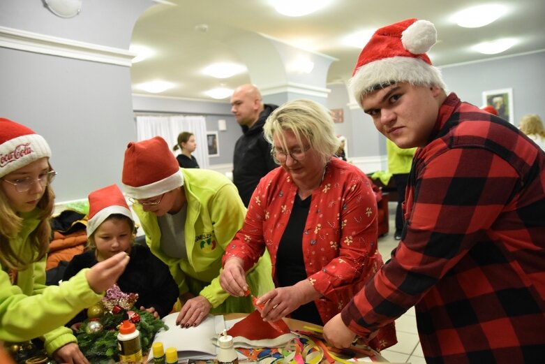  Zimnolubni skierniewiczanie z mikołajkową wizytą u dzieci 