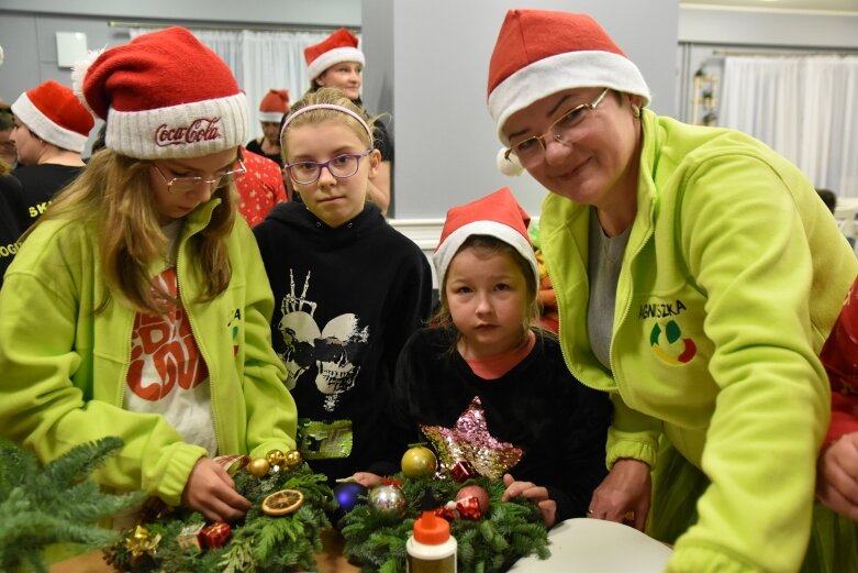  Zimnolubni skierniewiczanie z mikołajkową wizytą u dzieci 