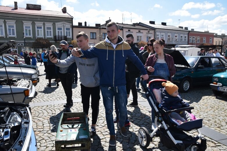  Zlot klasyków na skierniewickim rynku 