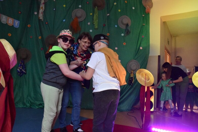  „Nie do pary”, ale razem. Pokaz mody z przesłaniem w SOSW w Skierniewicach  