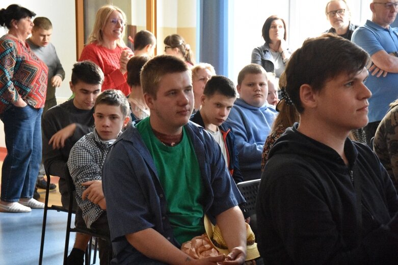  „Nie do pary”, ale razem. Pokaz mody z przesłaniem w SOSW w Skierniewicach  