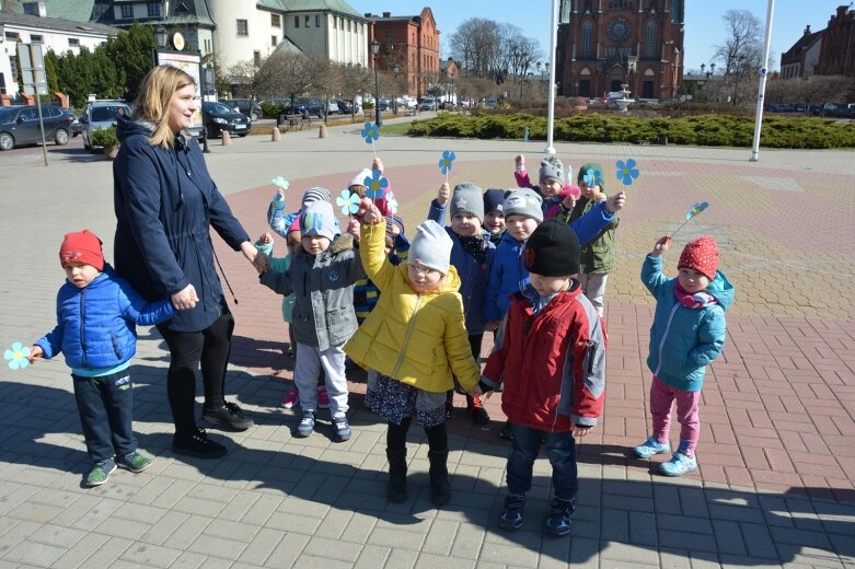  Przedszkolaki przyniosły niebieskie kwiatki. Dlaczego? 