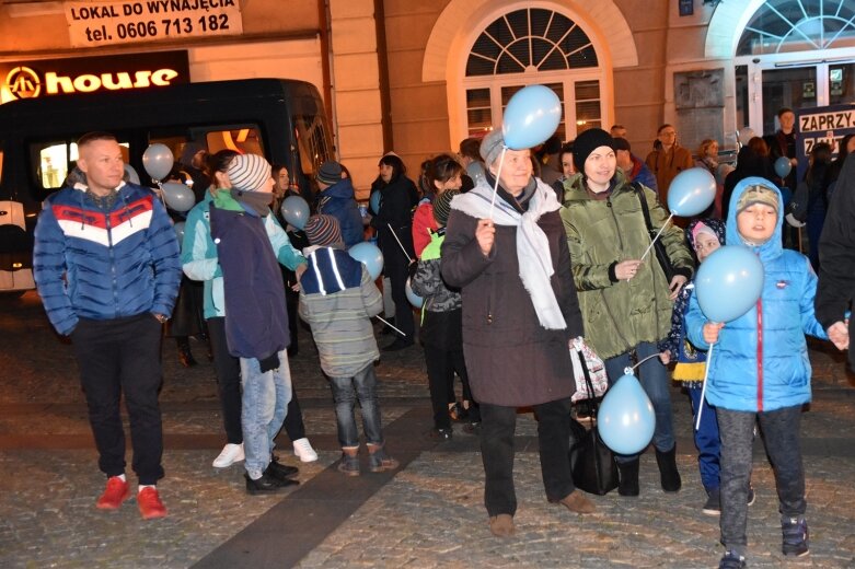  Skierniewice zaświeciły na niebiesko 