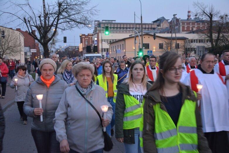  Bp Andrzej Dziuba prowadził drogę krzyżową ulicami Żyrardowa 