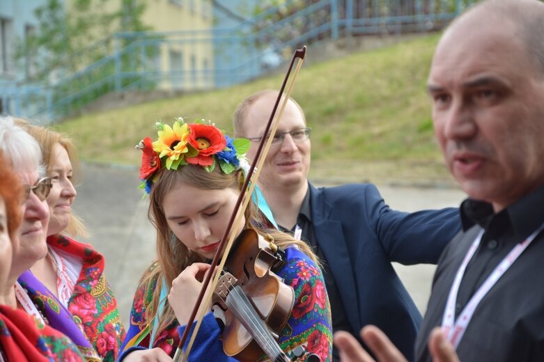  Występowały po Sławomirze, a przed Don Vasylem. Było kolorowo 