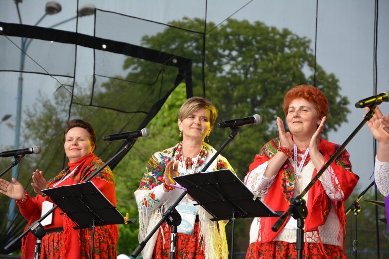  Występowały po Sławomirze, a przed Don Vasylem. Było kolorowo 