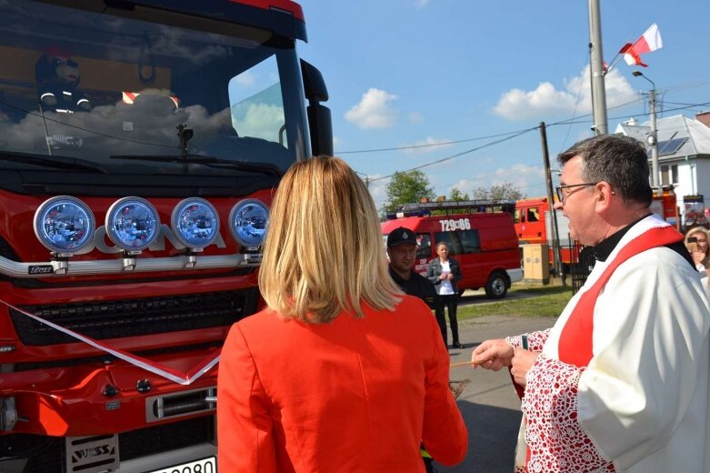  Uroczystości strażackie i przekazanie auta w OSP Korytów 