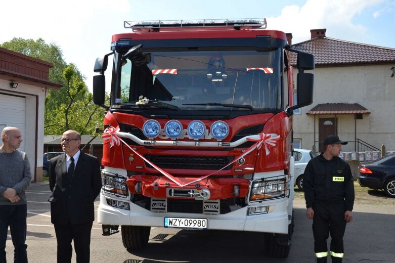  Uroczystości strażackie i przekazanie auta w OSP Korytów 