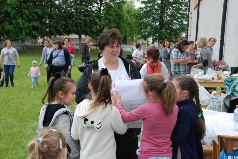  W czasie pikniku wychowaczyni II klasy odebrała życzenia urodzinowe od swoich uczniów.  