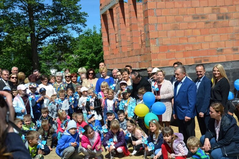  Spełnia się marzenie dzieci z gminy Radziejowice o nowym przedszkolu 