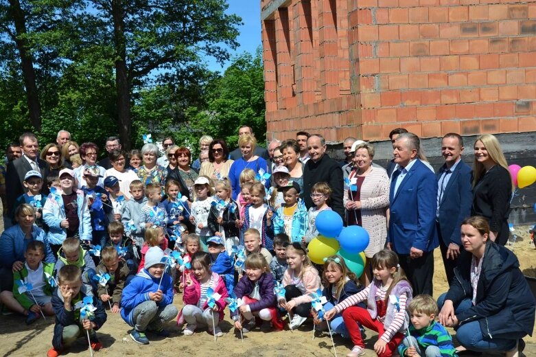  Spełnia się marzenie dzieci z gminy Radziejowice o nowym przedszkolu 