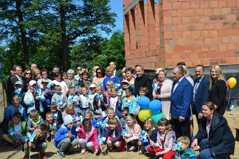  Spełnia się marzenie dzieci z gminy Radziejowice o nowym przedszkolu 