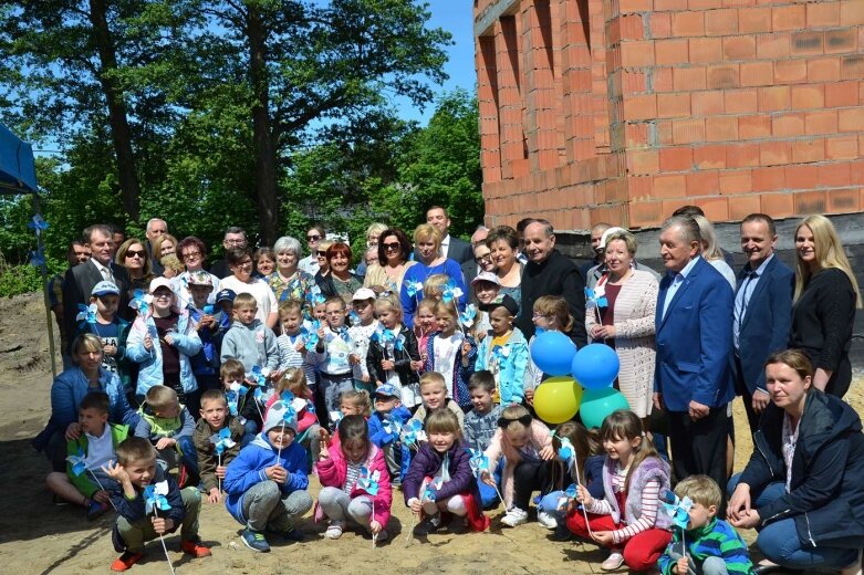  Spełnia się marzenie dzieci z gminy Radziejowice o nowym przedszkolu 