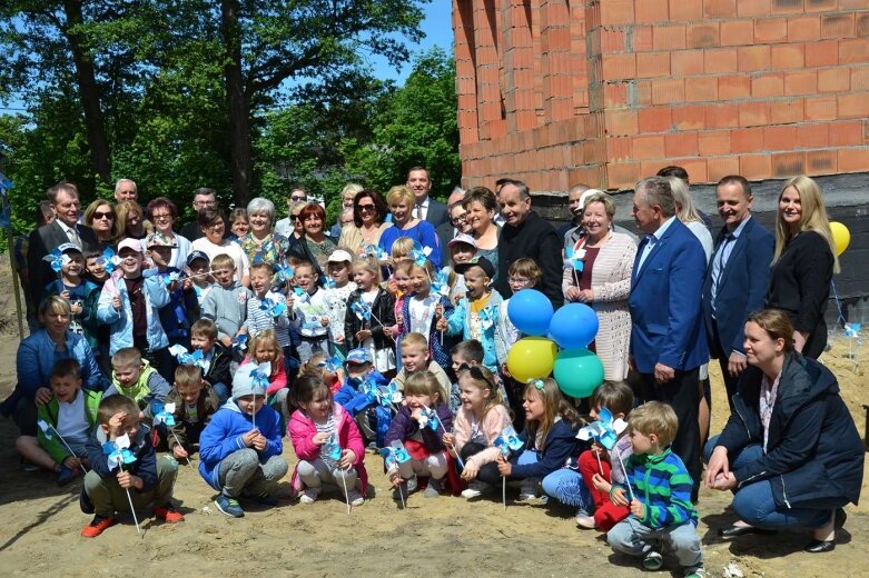  Spełnia się marzenie dzieci z gminy Radziejowice o nowym przedszkolu 