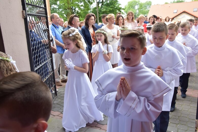  Komunia w kościele w Głuchowie 