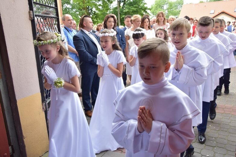  Komunia w kościele w Głuchowie 