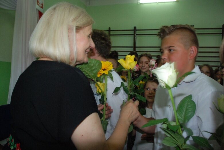  Popłynęły łzy. Dyrektor szkoły w Dąbrowicach żegna się ze szkołą 
