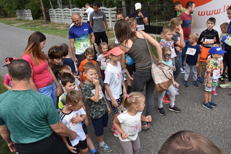  Biegali i chodzili w Borowinach 