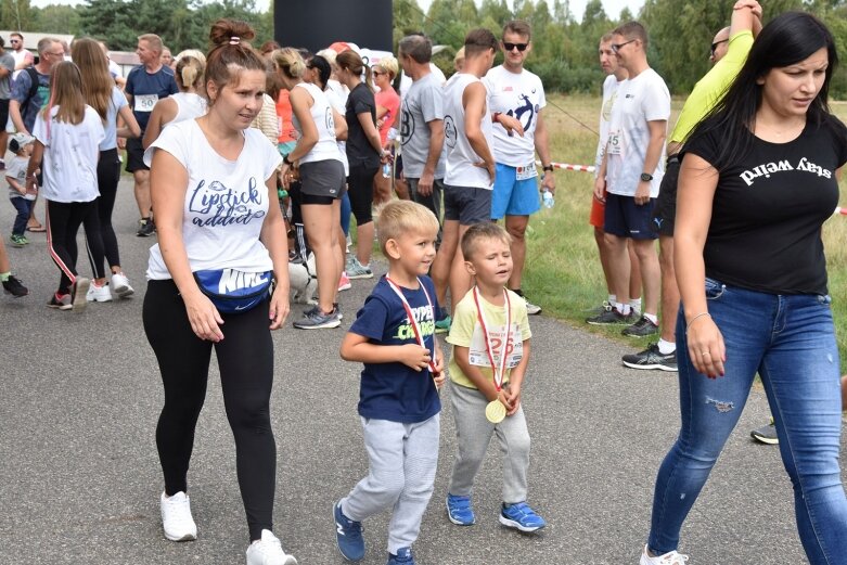  Biegali i chodzili w Borowinach 