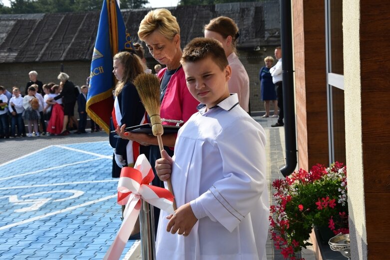  Huczne otwarcie szkoły w Kowiesach 