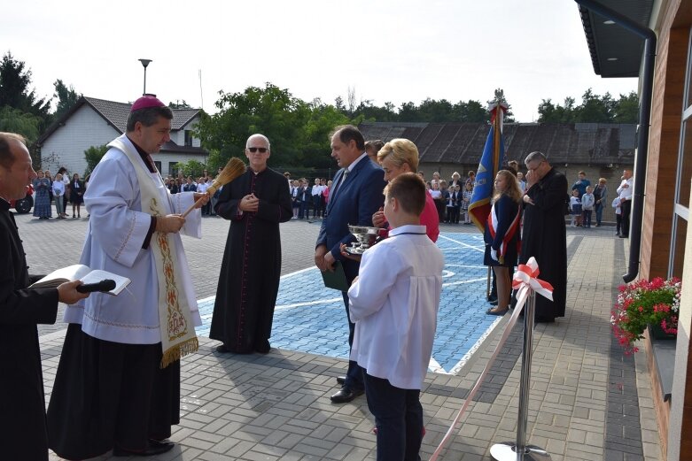  Huczne otwarcie szkoły w Kowiesach 