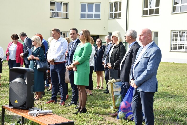  Huczne otwarcie szkoły w Kowiesach 