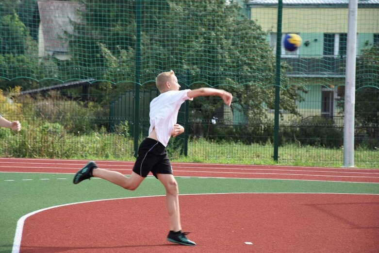  Huczne otwarcie szkoły w Kowiesach 