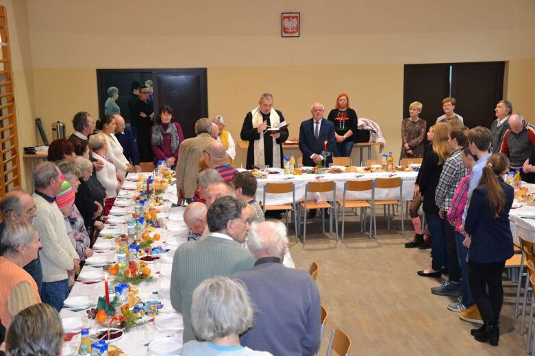  Bądźmy sobie bliscy, mówił ksiądz Zbigniew Borkowski podczas spotkania wigilijnego w Puszczy Mariańskiej 