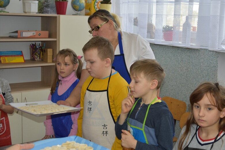  Uczniowie uczyli się robić pierogi 